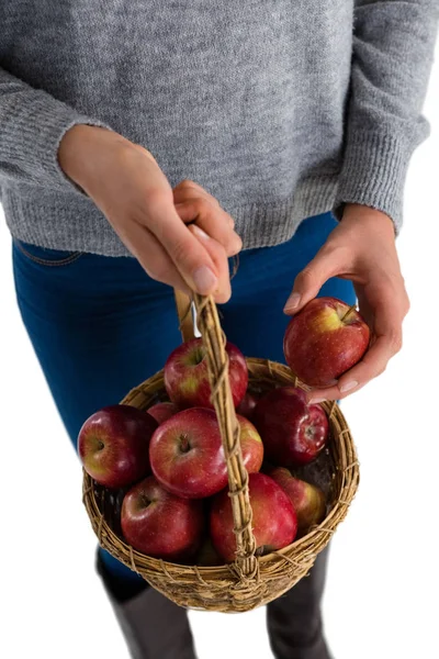 Mujer celebración cesta que contiene manzanas — Foto de Stock