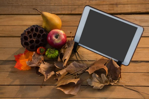 태블릿 컴퓨터에서 과일과 식물 포드 — 스톡 사진
