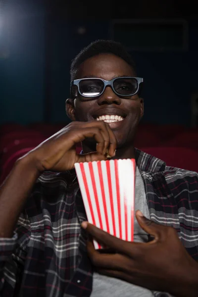 Hombre teniendo palomitas de maíz mientras ve la película — Foto de Stock