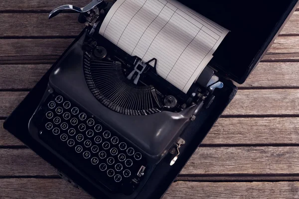 Vintage skrivmaskin på träbord — Stockfoto