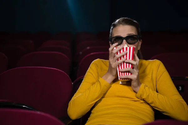 女性は映画を見ながら怖い — ストック写真