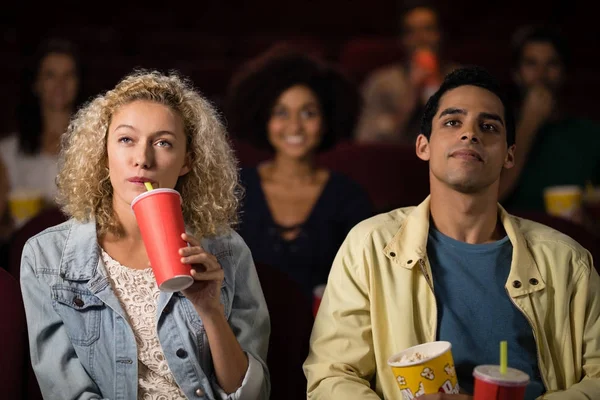 Casal assistindo filme no teatro — Fotografia de Stock