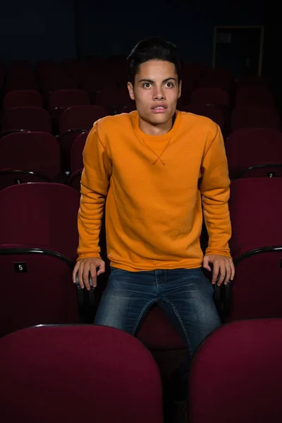 Man with shocked expression looking at movie — Stock Photo, Image