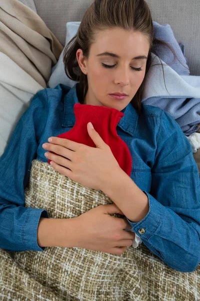 Frau mit Wärmflasche im Schlaf — Stockfoto