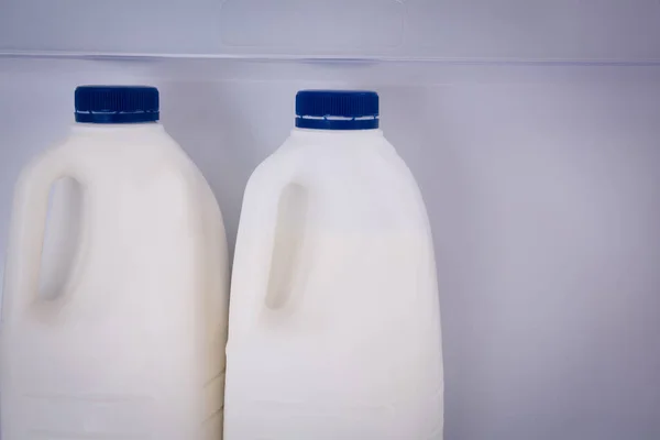 Tutup botol susu di kulkas — Stok Foto