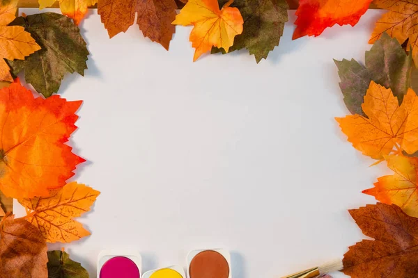 Őszi levelek, a papír — Stock Fotó