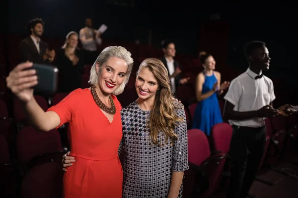 Friends taking a selfie — Stock Photo, Image