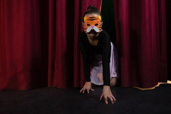 Танцовщица в маске ползает — стоковое фото