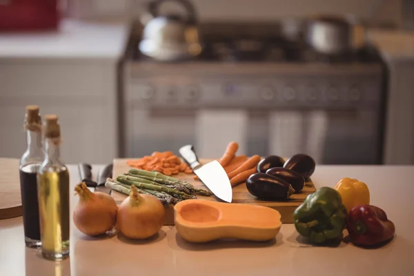Voedingsmiddelen en nieuwe voedselingrediënten op houten tafel — Stockfoto