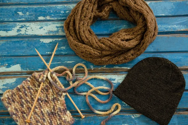 뜨개질 바늘 니트 모자와 머플러 — 스톡 사진