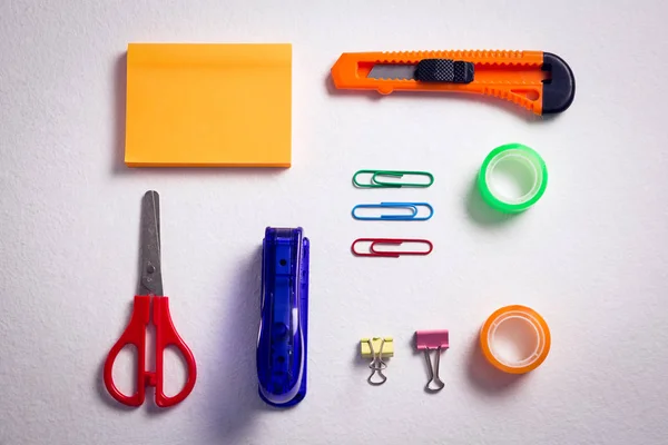 Vários artigos de papelaria sobre fundo branco — Fotografia de Stock