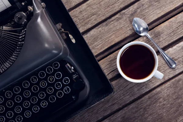 老式的打字机和杯黑咖啡 — 图库照片