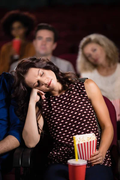 Mulher dormindo no teatro — Fotografia de Stock