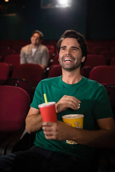 Mann schaut Film im Theater — Stockfoto