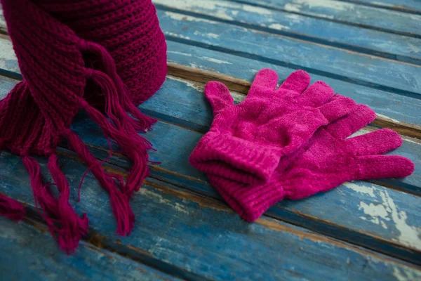 Pink muffler with gloves — Stock Photo, Image