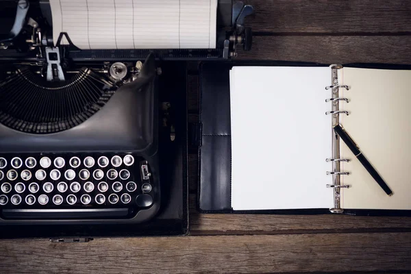 Schrijfmachine door Vulpen op open dagboek — Stockfoto