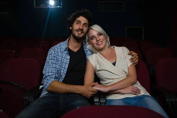 劇場で映画のカップルを見て — ストック写真