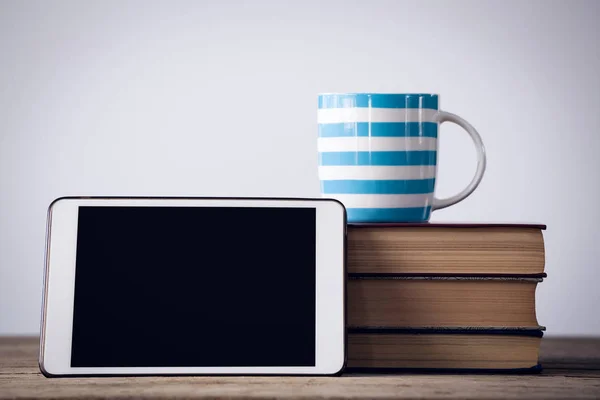 Digitální tablet s šálek kávy na knihy — Stock fotografie