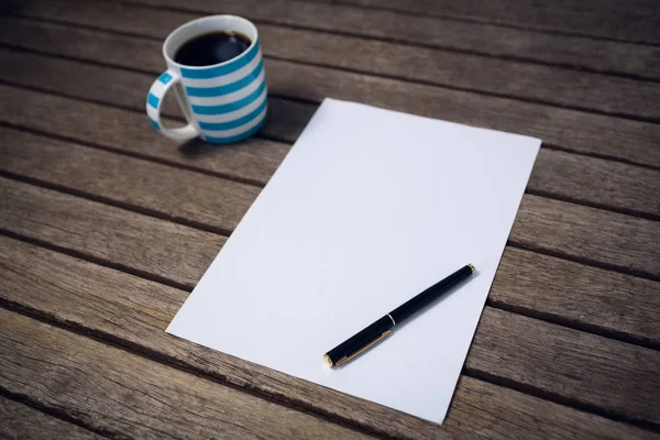 Papier et fontaine par tasse à café — Photo