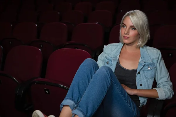 Vrouw kijken naar film in theater — Stockfoto