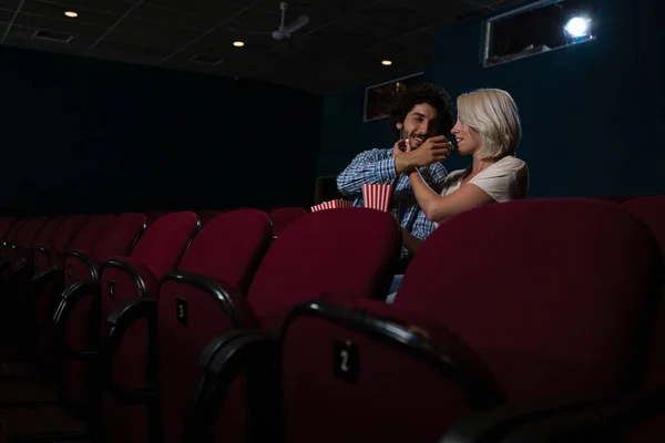 Casal ter pipocas enquanto assiste filme — Fotografia de Stock