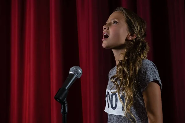 Vrouwelijke kunstenaar zingen lied op het podium — Stockfoto