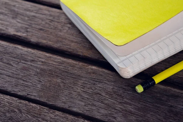 Dagbok och blyerts på träbord — Stockfoto