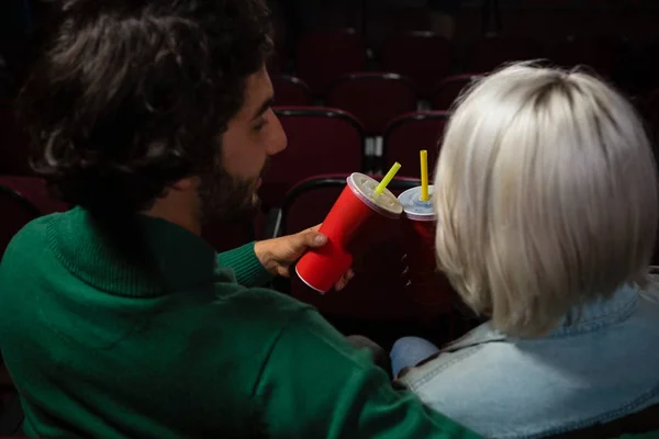 Casal brindar bebidas enquanto assiste filme — Fotografia de Stock