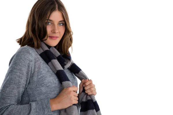 Jonge vrouw dragen sjaal — Stockfoto
