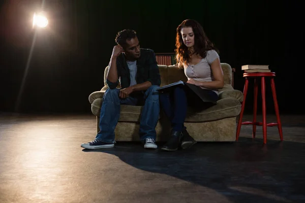 Актори читають сценарії на сцені — стокове фото