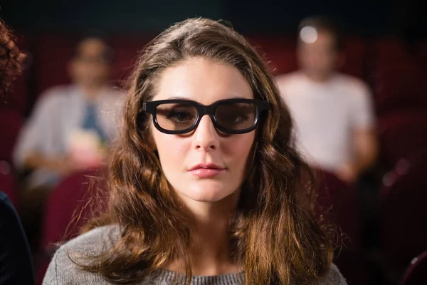 Mulher assistindo filme no teatro — Fotografia de Stock