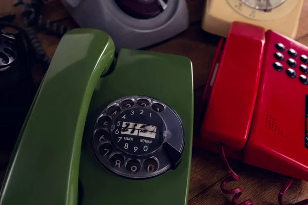 Moderne en vintage telefoons — Stockfoto