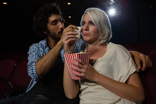 Pareja consiguiendo emocional mientras viendo película — Foto de Stock