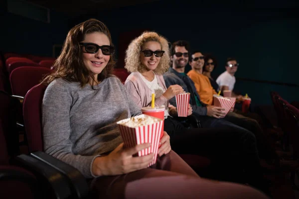 Grupo de pessoas assistindo filme — Fotografia de Stock