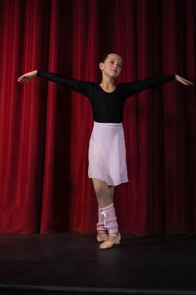 Bailarina praticando dança de balé — Fotografia de Stock