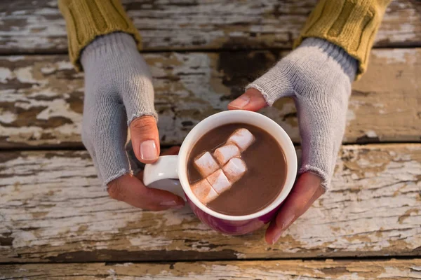 Frau mit heißer Schokolade — Stockfoto