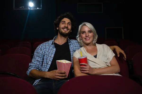 Pár s popcorn při sledování filmu — Stock fotografie
