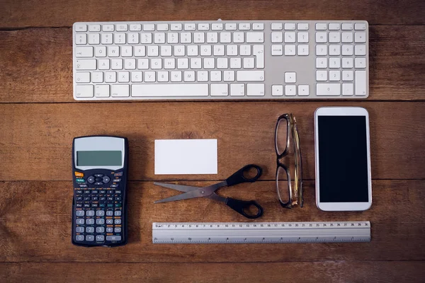 Equipo de oficina dispuesto en la mesa —  Fotos de Stock