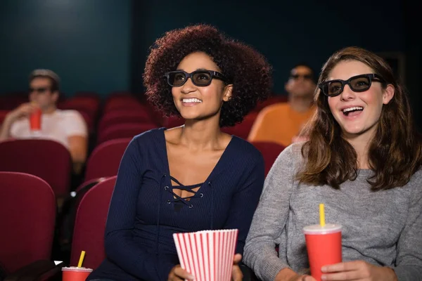 Amigos assistindo filme — Fotografia de Stock