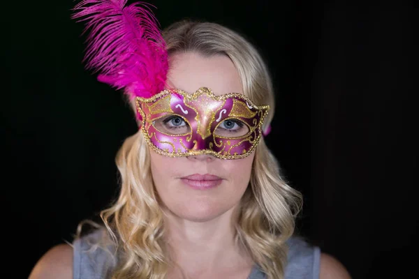 Mulher vestindo máscara mascarada — Fotografia de Stock