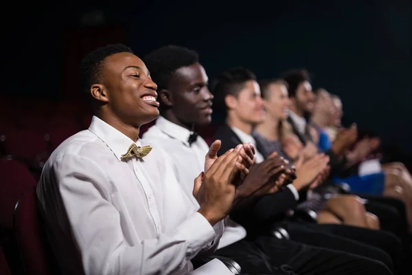 Group of people applauding — Stock Photo, Image