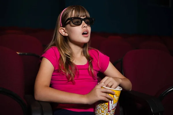 Menina surpresa usando óculos 3D — Fotografia de Stock