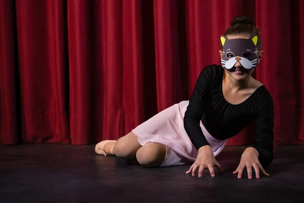 Dançarina de balé usando máscara rastejando — Fotografia de Stock