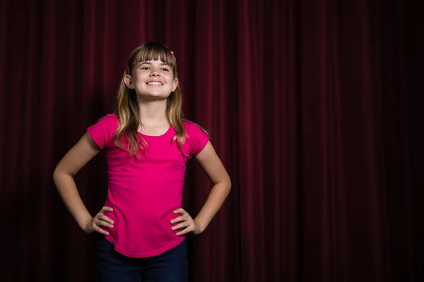 Actrice debout sur la scène — Photo