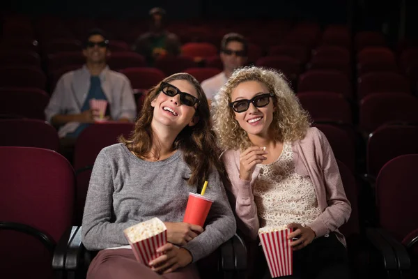 Amigos femininos assistindo filme no teatro — Fotografia de Stock