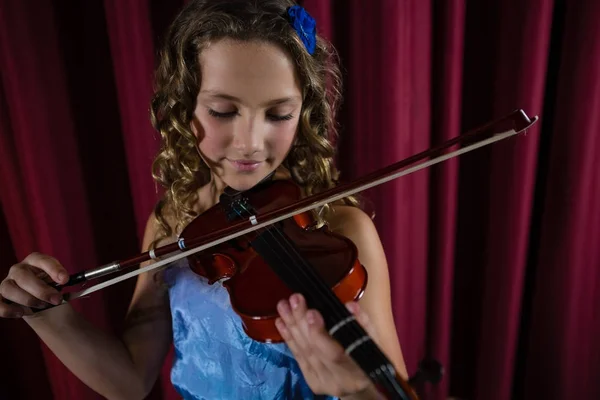 여성 아티스트 무대에서 바이올린을 연주 — 스톡 사진
