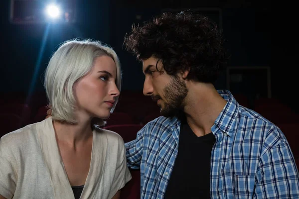 Casal olhando um para o outro — Fotografia de Stock