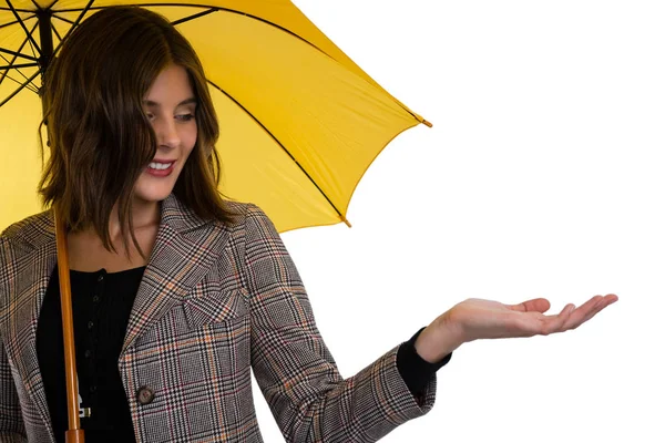 Frau hält Regenschirm beim Gesten — Stockfoto