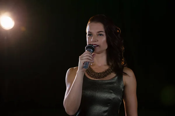 Cantante cantando en un micrófono — Foto de Stock