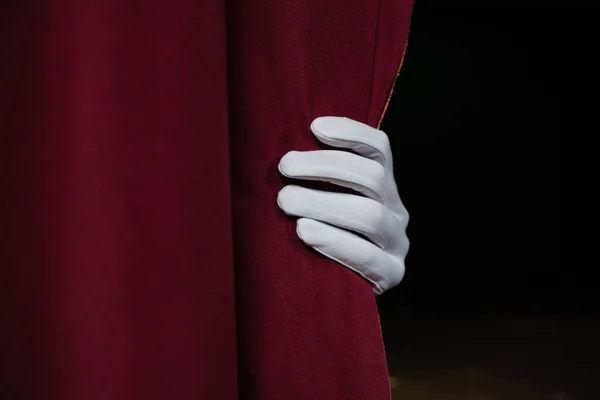 Ręka w białych rękawiczkach, oderwanie kurtyny — Zdjęcie stockowe